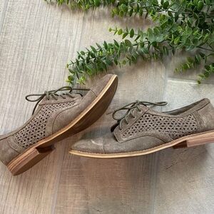 Gianni Bini Flower Cut out Suede Lace up Shoes size 8